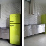яркий холодильник, ретро холодильник, салатовый зеленый холодильник,цветовой акцент в монохроной кухне, белая плитка, металлические кухонные шкафчики