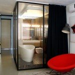 ванная комната со стеклянными стенами, занавеска вместо стен, красный акцент, яркое кресло, кресло-таблетка